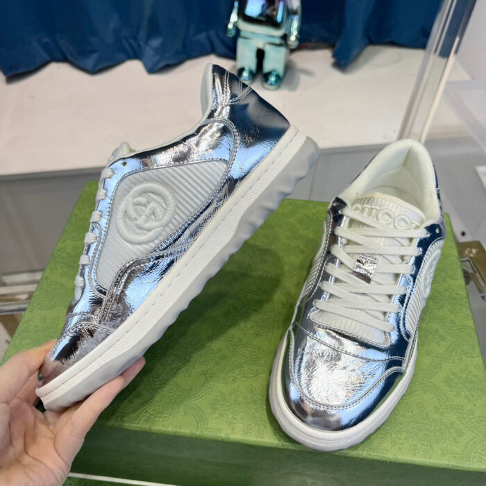 Sneaker futuristiche in metallo riflettente e design moderno, perfette per streetwear e stile urbano.