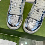 Sneakers bianche e argento di lusso su scatola verde sostenibile, stile moderno e innovativo.