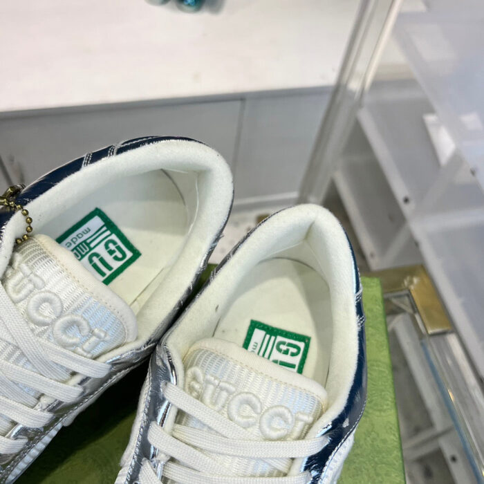 Sneakers bianche con dettagli blu, design elegante e comfort elevato, perfette per uno stile moderno.