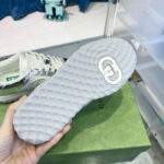 Sneaker di lusso con logo Double G e suola antiscivolo grigia, stile moderno e sofisticato.