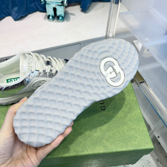 Sneaker di lusso con logo Double G e suola antiscivolo grigia, stile moderno e sofisticato.