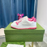 Sneaker bianche con dettagli rosa, box verde elegante e scena raffinata con pupazzo divertente.