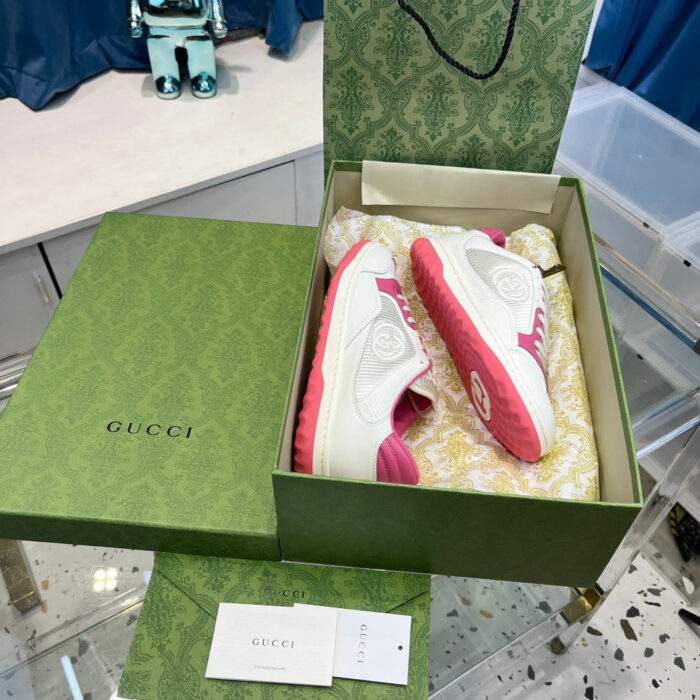 Sneakers Gucci bianche con dettagli rosa, confezionate in elegante scatola di lusso.