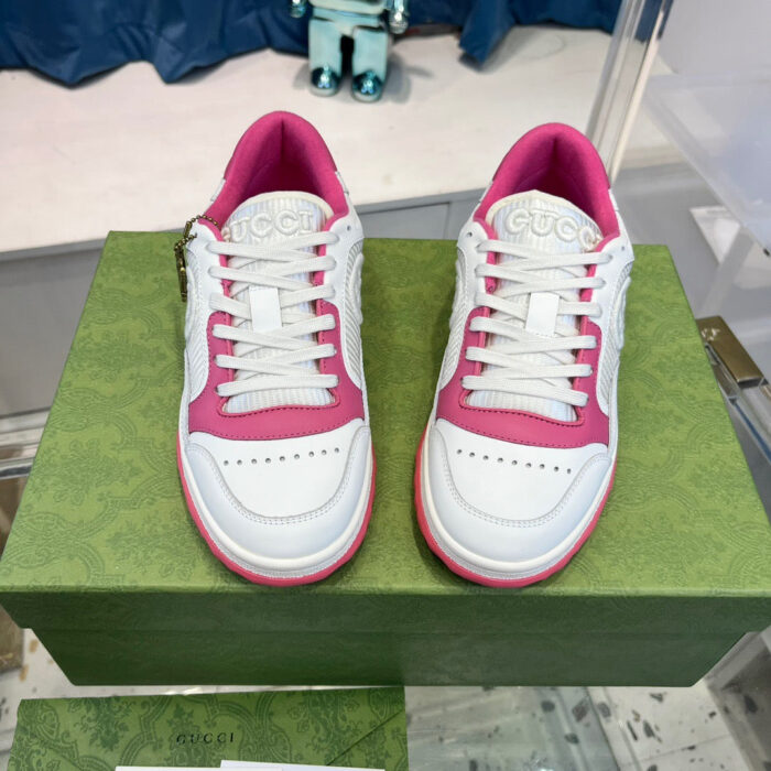 Sneakers Gucci rosa e bianco su scatola verde, stile elegante e di tendenza.