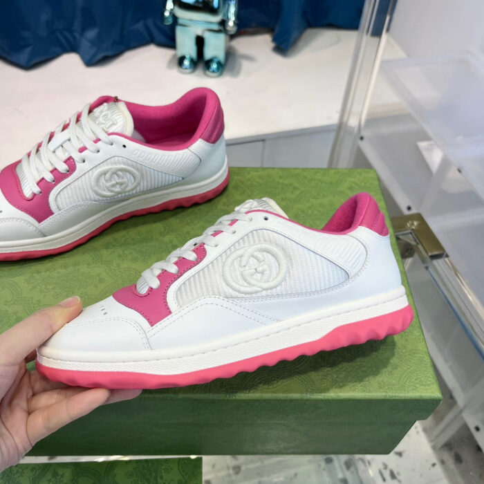 Sneakers rosa e bianche di design, eleganti e alla moda per uno stile urbano e trendy.