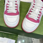Sneakers Gucci bianche e rosa di lusso, stile moderno e raffinato per fashionisti.