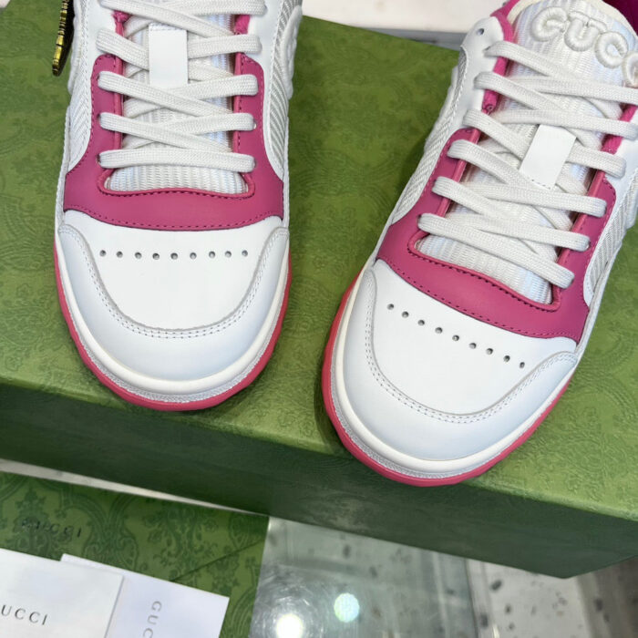 Sneakers Gucci bianche e rosa di lusso, stile moderno e raffinato per fashionisti.
