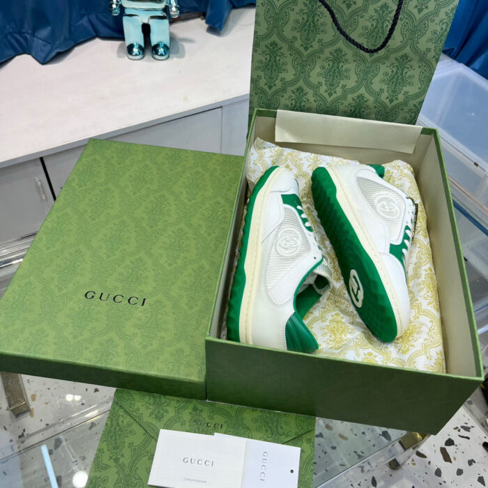 Sneakers Gucci in scatola verde elegante, design di lusso e stile contemporaneo.