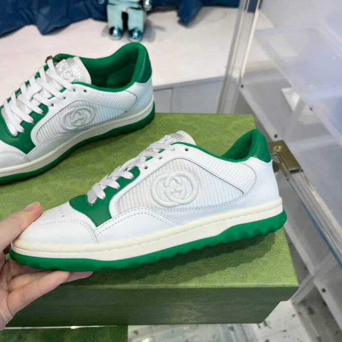 Sneaker bianca moderna con dettagli verdi, design sportivo e stile versatile per ogni occasione.