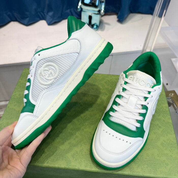 Sneaker sportive bianca e verde, design elegante e comfort per il fiore all’occhiello.