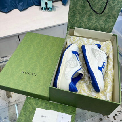 Sneaker Gucci di lusso bianco e blu nella scatola elegante con packaging raffinato.