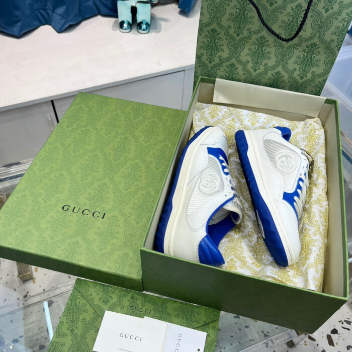 Sneaker Gucci di lusso bianco e blu nella scatola elegante con packaging raffinato.
