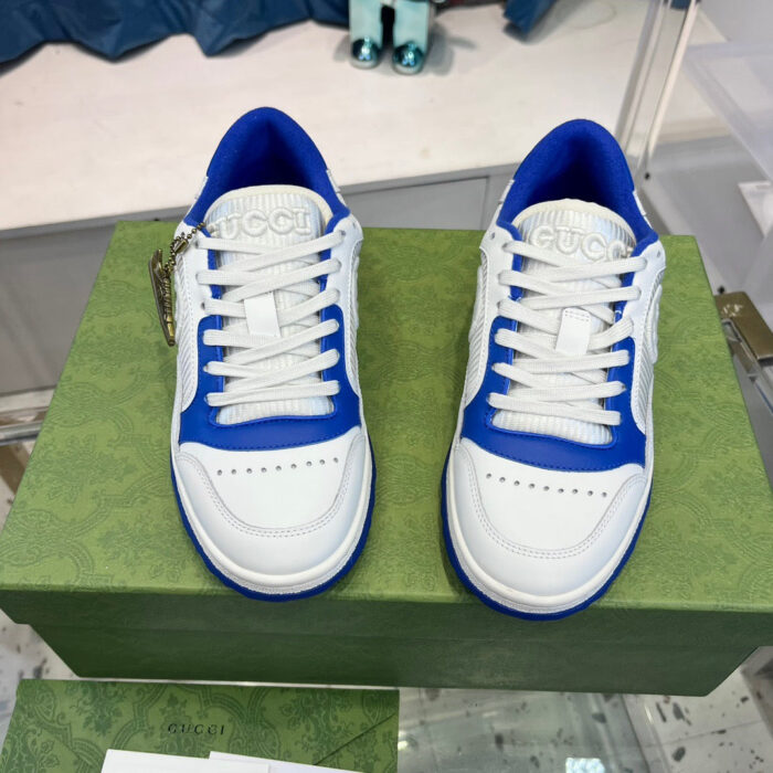 Sneakers Gucci bianche e blu moderne, stile sportivo e di lusso, su scatola verde.