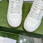 Sneakers Gucci bianche in scatola di lusso, stile moderno e design elegante.