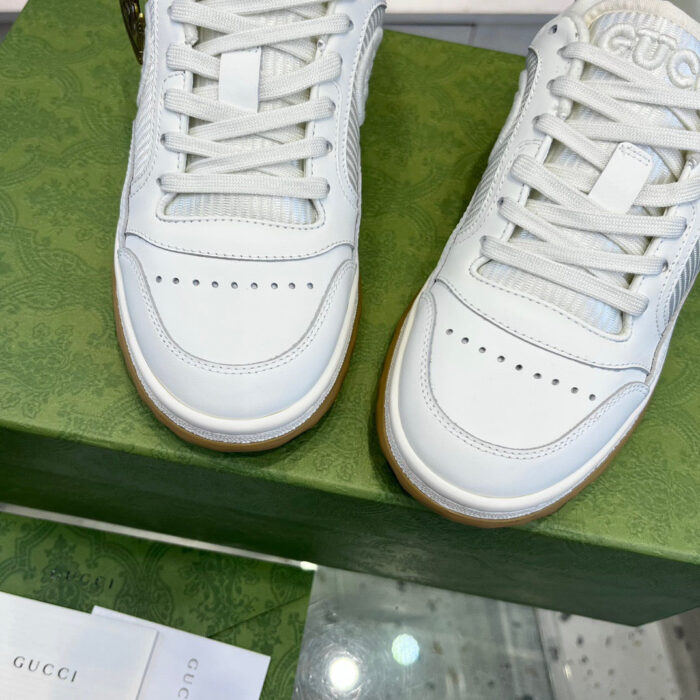 Sneakers Gucci bianche in scatola di lusso, stile moderno e design elegante.