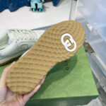 Sneaker di lusso con suola in gomma, logo glossy e design moderno elegante.