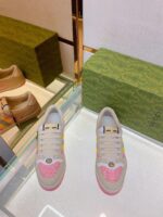 Sneakers di lusso con dettagli colorati, suola trasparente e design elegante in negozio elegante.