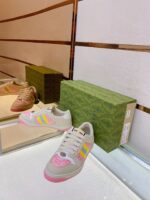 Scarpa sneakers colorata e moderna con elegante packaging verde, su superficie riflettente e sfondo minimal.