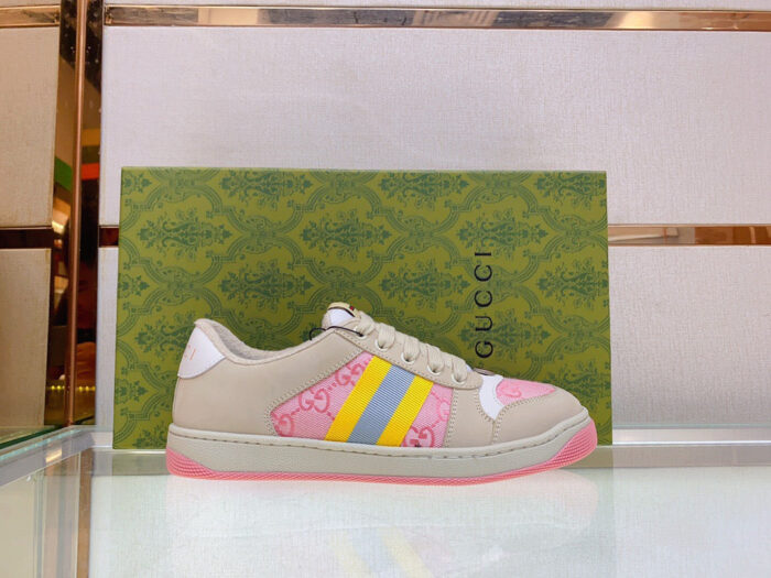 Sneaker di lusso con dettagli colorati e design elegante su sfondo decorativo verde.