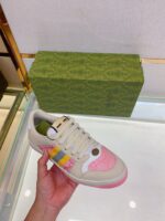 Scarpa sneakers colorata con dettagli vibranti, design moderno e stile innovativo elegante per fashionisti.