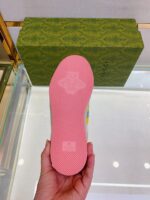 Insola rosa di lusso con logo, sfondo scatola verde elegante, dettaglio di calzature di alta moda.