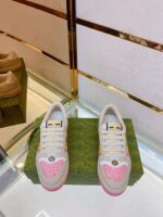 Sneakers moderne con dettagli colorati e eleganti in un’esposizione di moda contemporanea.
