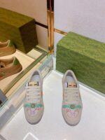 Sneakers artistiche in esposizione esclusiva, design unico e dettagli creativi per uno stile originale.