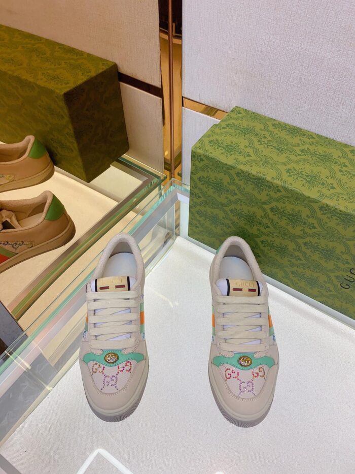Sneakers artistiche in esposizione esclusiva, design unico e dettagli creativi per uno stile originale.