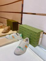 Sneaker moderna con design floreale, packaging verde e dettagli artistici in stile urbano.