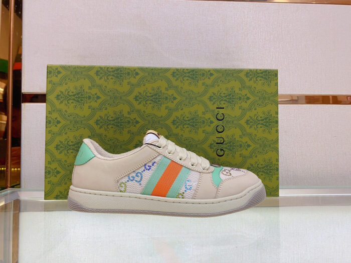 Sneakers di lusso con dettagli colorati e packaging elegante, perfette per uno stile sofisticato.