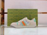 Sneaker di lusso Gucci con dettagli colorati e design elegante in pelle off-white.