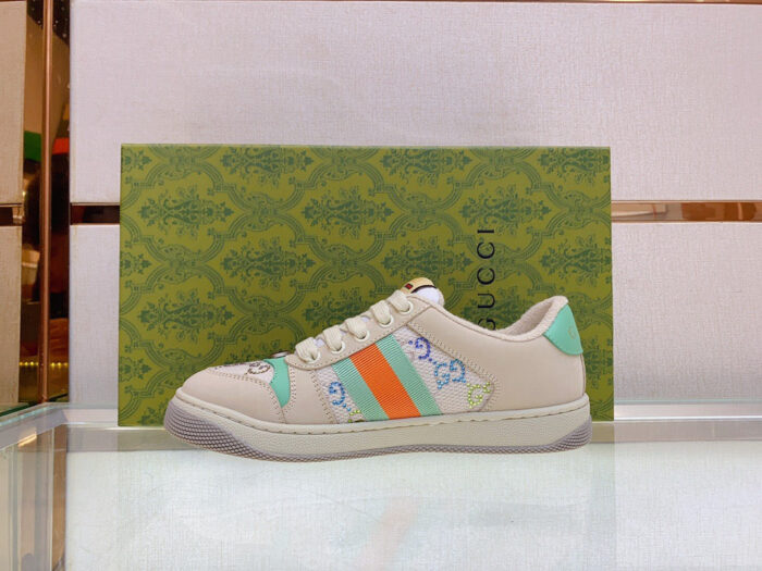 Sneaker di lusso Gucci con dettagli colorati e design elegante in pelle off-white.