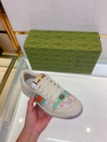 Sneaker artistica con dettagli colorati e design vibrante, ideale per stile casual e trendy.