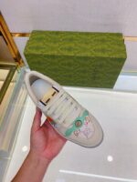 Sneaker artistica con dettagli verdi e design moderno, presentata su sfondo elegante e raffinato.
