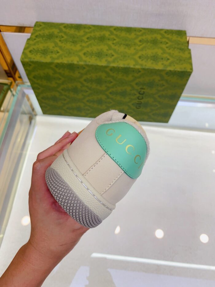 Sneaker Gucci di lusso con dettagli turquoise e confezione elegante, perfetta per fashion trendsetter.