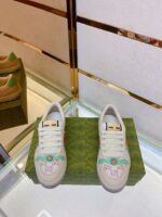 Sneakers colorate con design creativo in vetrina elegante e riflettente, perfette per uno stile giovane.