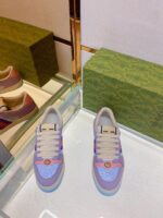 Sneakers di lusso color pastello, stile moderno e dettagli di alta qualità, packaging elegante e raffinato.