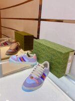 Sneaker di lusso colorate su superficie riflettente con box verde elegante, stile moderno e sofisticato.