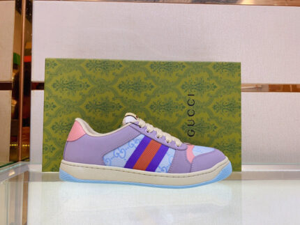 Sneaker Gucci colorata con dettagli artistici, logo di lusso e design moderno elegante.