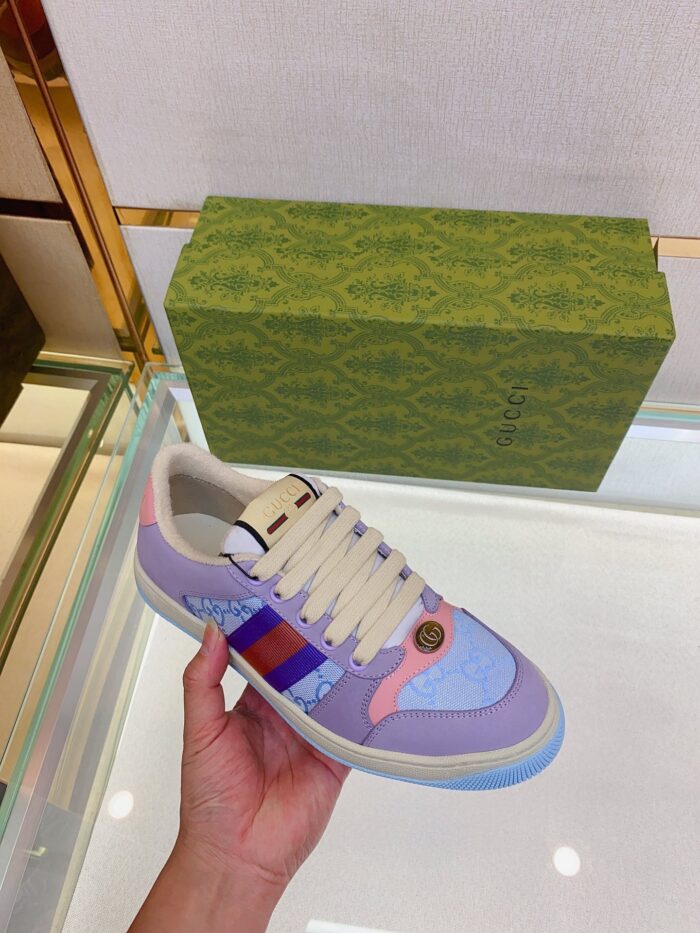 Scarpa sneaker moderna colorata in suede e canvas, dettagli vibranti e stile di lusso etnico.