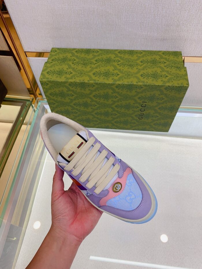 Scarpa sneaker colorata con design raffinato in negozio di lusso, dettaglio logo e materiali premium.