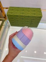 Scarpa da corsa di lusso con design colorato e dettagli rifiniti, perfetta per uno stile elegante.