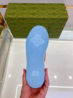 Suola blu di alta qualità con packaging elegante, esempio di calzature di lusso e stile raffinato.
