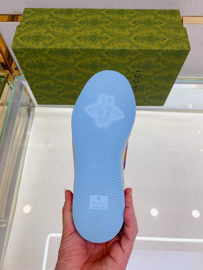 Suola blu di alta qualità con packaging elegante, esempio di calzature di lusso e stile raffinato.