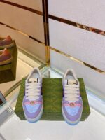 Sneakers colorate di lusso in ambiente moderno, stile casual e trendy.