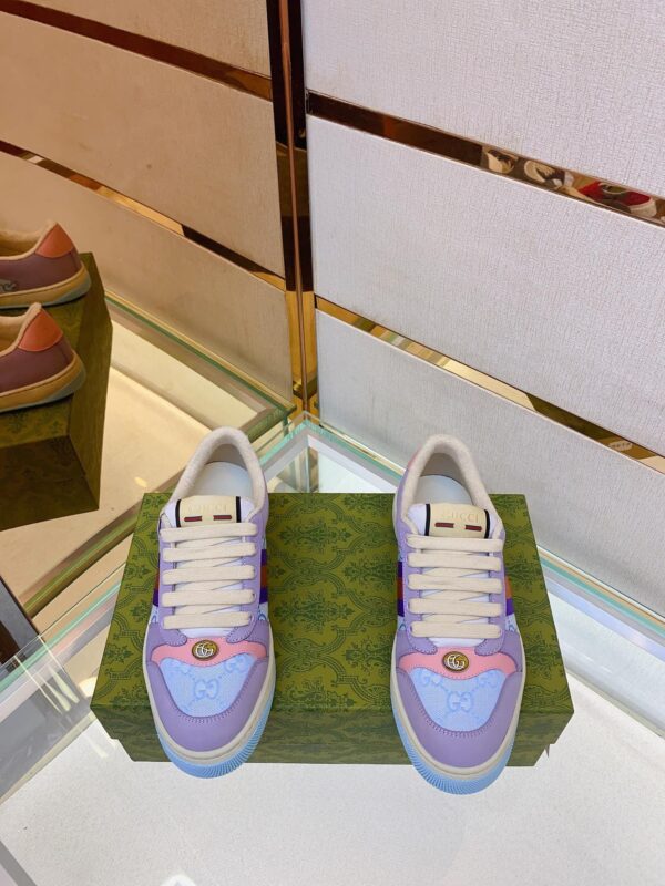 Sneakers colorate di lusso in ambiente moderno, stile casual e trendy.