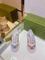Sneakers eleganti con decorazioni colorate e packaging di lusso in stile moderno.
