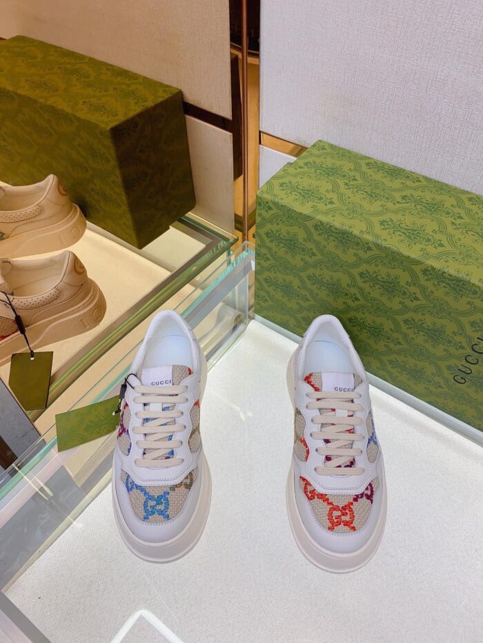 Sneakers eleganti con decorazioni colorate e packaging di lusso in stile moderno.