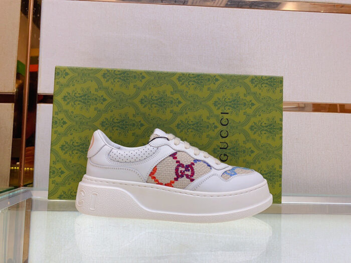 Sneaker Gucci moderna con dettagli patchwork, stile elegante e design esclusivo.
