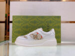 Sneaker Gucci bianca elegante, moderno design di lusso con dettagli sofisticati e stile unico.
